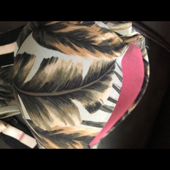 A pink Women's bra - Picture 2 of 4